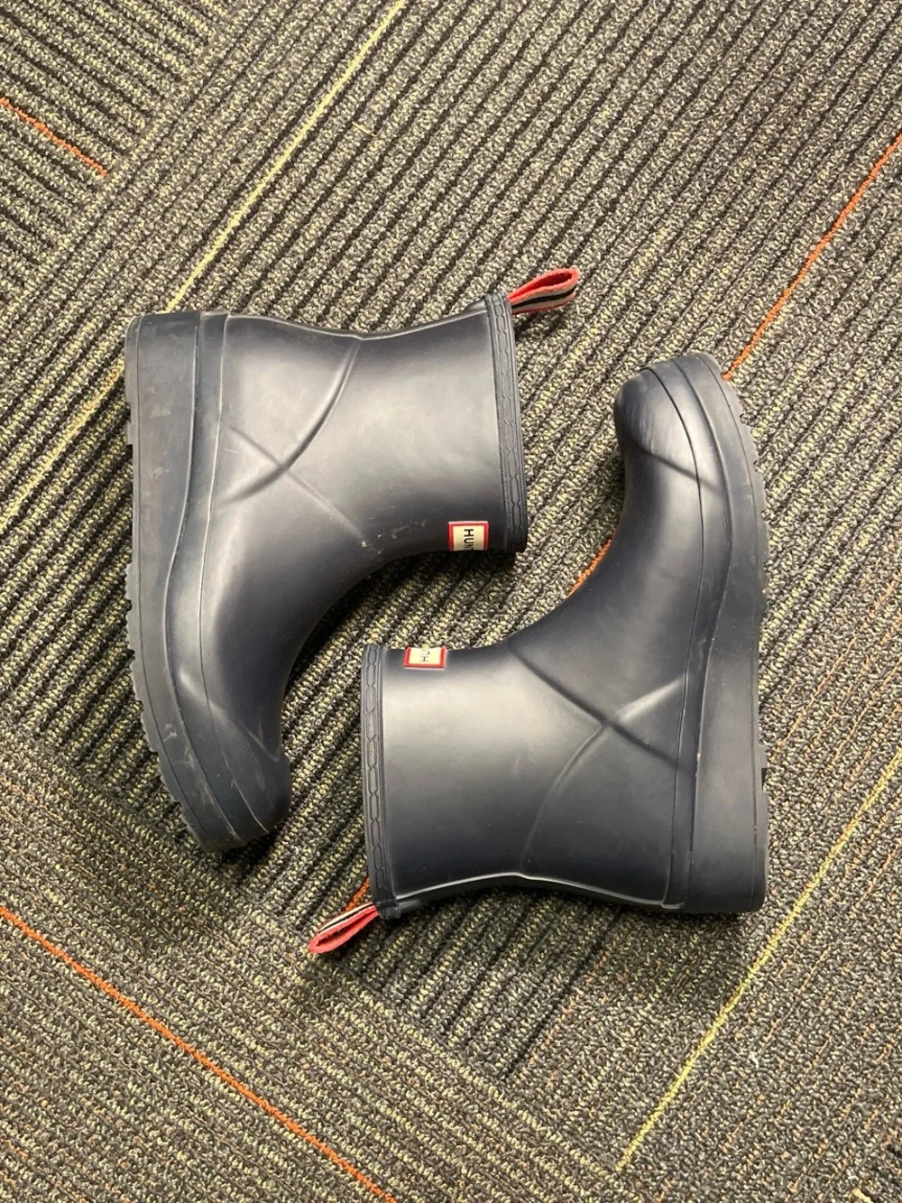 Hunter Short Rain Boots in Navy with Red Pull Tabs